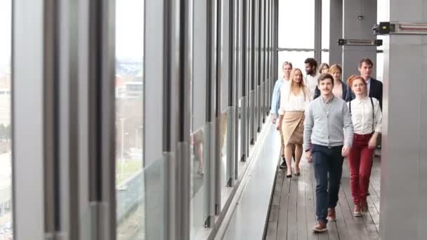 Üzleti emberek gyaloglás felé kamera — Stock videók
