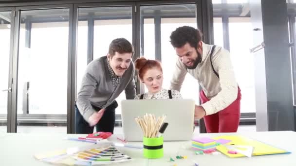 Mulher discutindo ideias com colegas — Vídeo de Stock