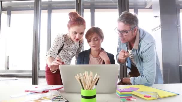 Kreativa verkställande diskutera projektet på laptop — Stockvideo