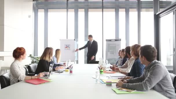 Dyrektor, wskazując na flipchart — Wideo stockowe