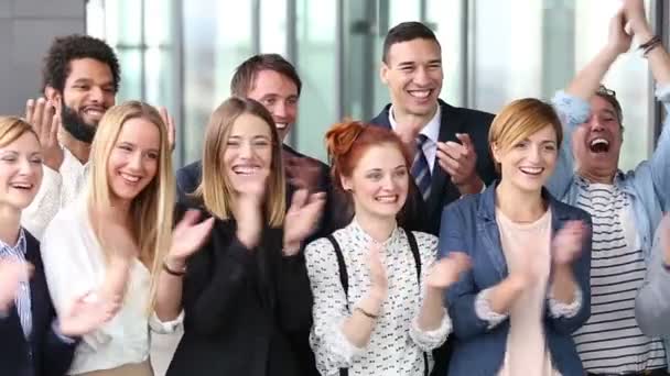 Счастливые деловые люди хлопают — стоковое видео