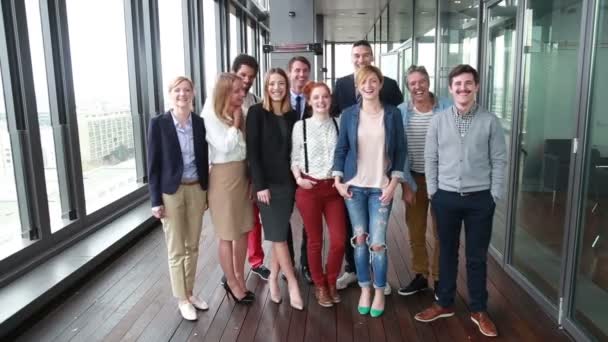 équipe de publicité riant et applaudissant 