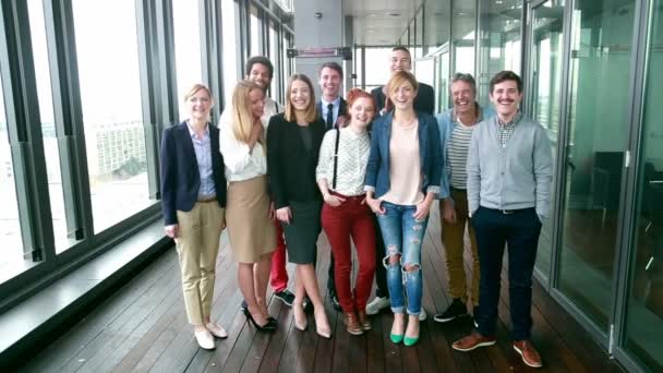 équipe de publicité riant et applaudissant 