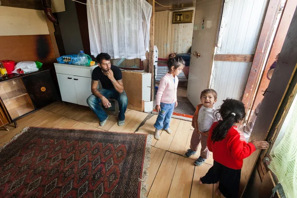 Hombre y familia en casa — Foto de Stock