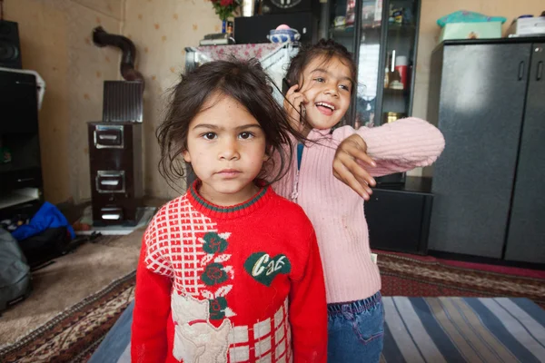 Roma girls at their home — Stock Photo, Image