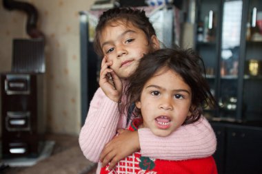 Roma kız kardeşi sarılma