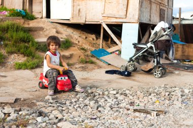 küçük bisiklet üzerinde oturan çocuk 