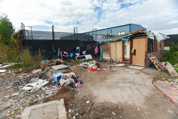 被毁的罗姆人小屋由破桩头施工 — 图库照片