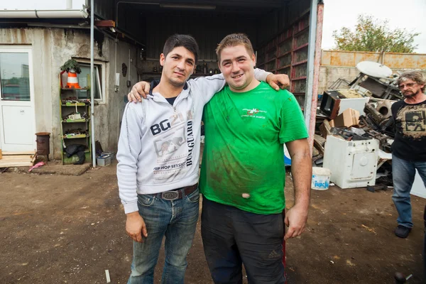 Homme posant avec travailleur à la cour de recyclage — Photo