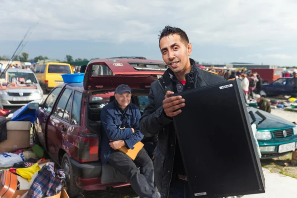 Salesman holding used speaker — Stock Photo, Image