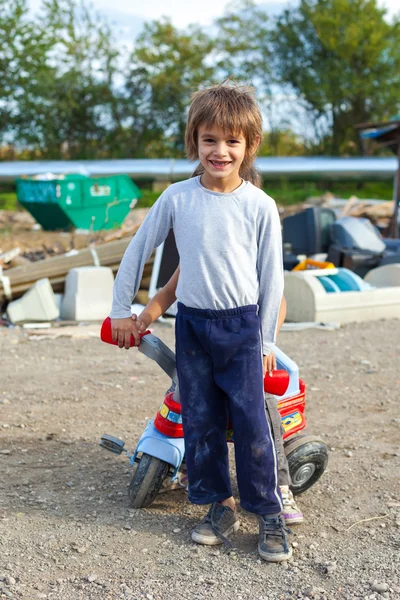 Niños sentados en una bicicleta pequeña — Foto de Stock