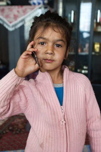 Chica romaní sosteniendo teléfono móvil — Foto de Stock