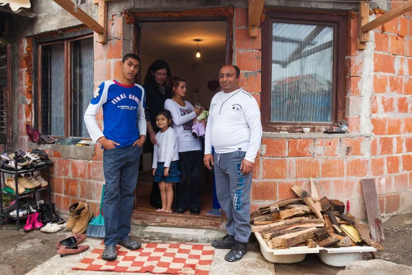 Familia posando frente a casa — Foto de Stock