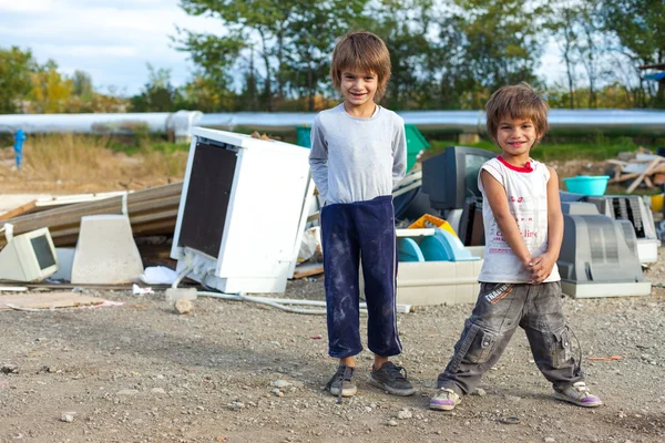 Jungen stehen vor Müllhalde — Stockfoto