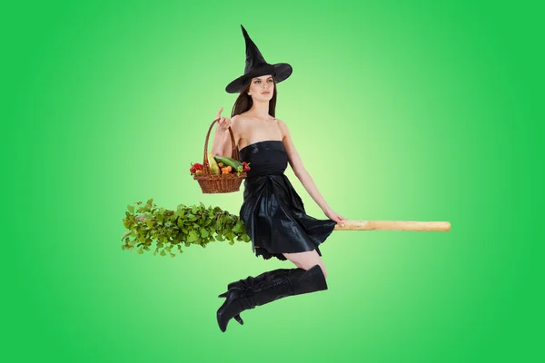 Hexe reitet auf einem Besen — Stockfoto
