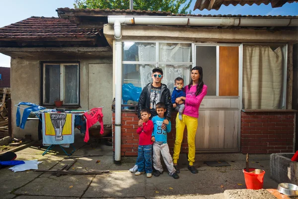Семья позирует перед домом — стоковое фото