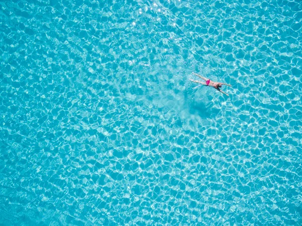Donna che nuota in mare — Foto Stock