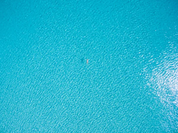 Denizde yüzme kadın — Stok fotoğraf