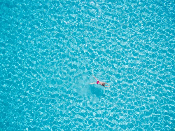 Woman swimming in sea — Stock Photo, Image