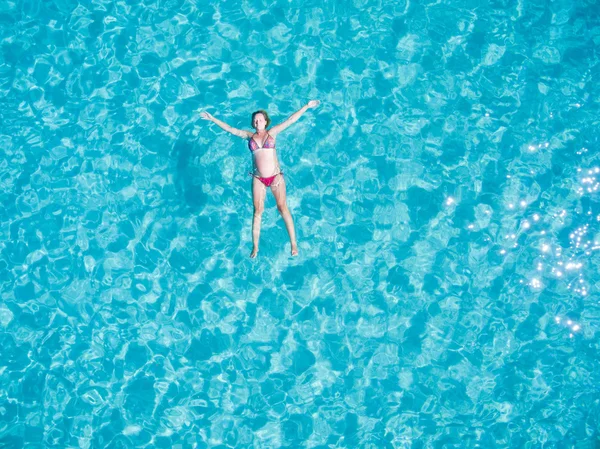 Woman swimming in sea — Stock Photo, Image