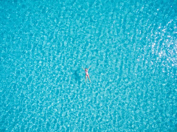 Mujer nadando en el mar — Foto de Stock