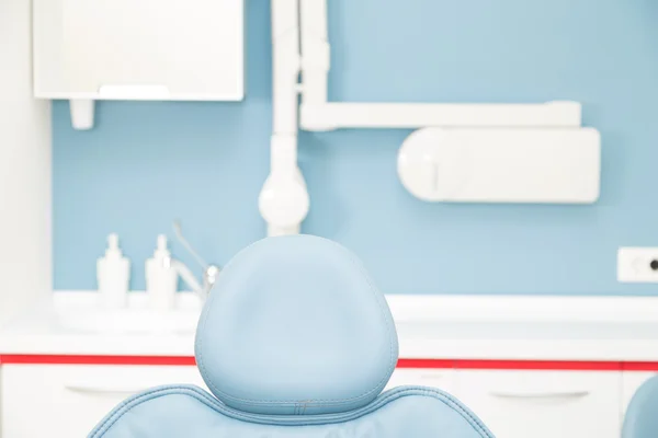 Blauwe tandheelkundige stoel in de praktijk — Stockfoto