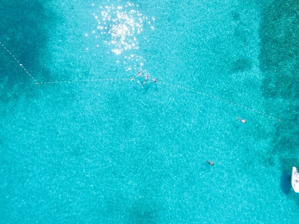 Turistas nadando em mar claro — Fotografia de Stock