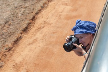 yala parkta safari jeep turu sırasında fotoğraf çekmek turist