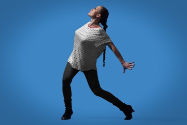 çekici kadın dansçı poz