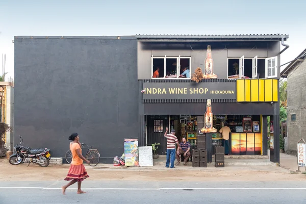 Gente local frente a la tienda de vinos Indra . — Foto de Stock