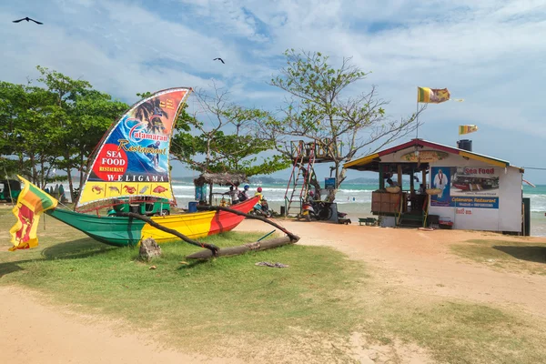 Catamarã, restaurante de frutos do mar na praia — Fotografia de Stock