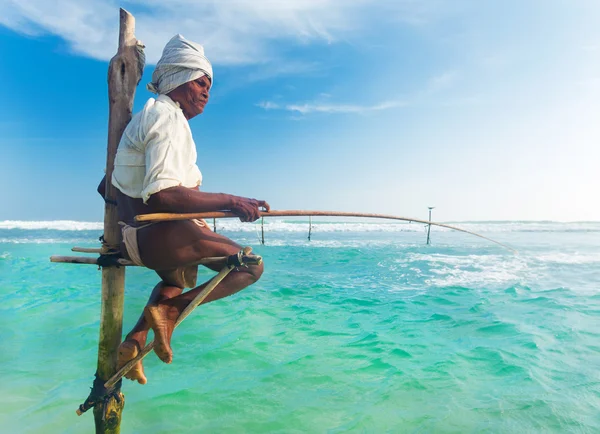 Pêcheur d'échasses âgé à Hikkaduwa Beach . — Photo