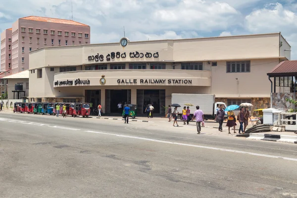 People in front of Galle railway station — Stock Photo, Image