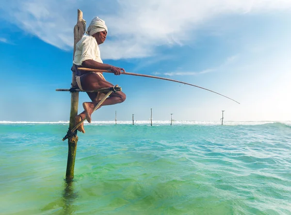 Anziani pescatore trampoli a Hikkaduwa Beach . — Foto Stock