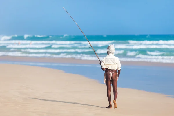 Starší chůda rybář na pláži hikkaduwa. — Stock fotografie