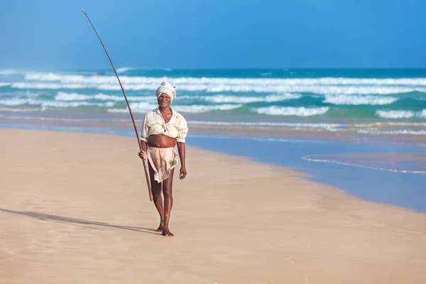 Oudere stilt visser in hikkaduwa beach. — Stockfoto