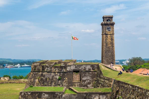 Murallas del fuerte de Galle con torre de reloj en la distancia — Foto de Stock
