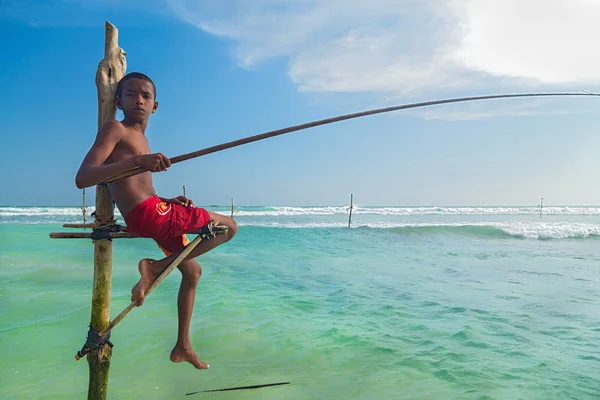 Giovane pescatore trampoli a Hikkaduwa Beach . — Foto Stock