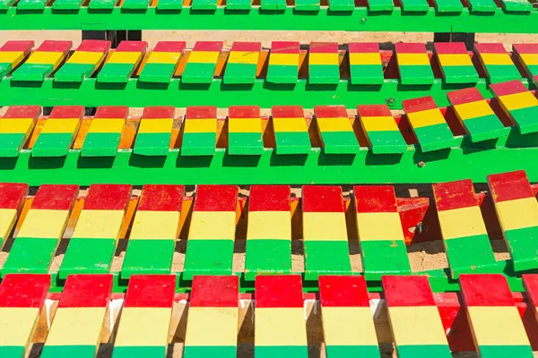 Dettaglio primo piano di sedie a sdraio colorate in legno sulla spiaggia di Unawatuna nello Sri Lanka . — Foto Stock
