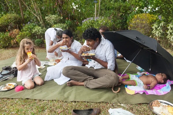 Pessoas almoçando no Temple Park . Imagens De Bancos De Imagens Sem Royalties