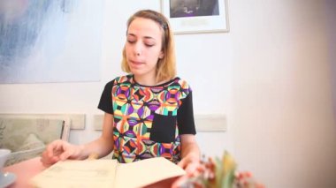 kadın bir restoranda sipariş