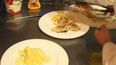 Tabaklarda yemek koymak aşçı