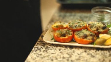 Bir restoranda öğle yemeği baharat