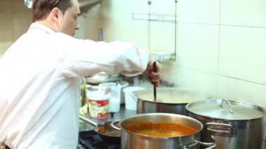 Şef yemek ve stiring