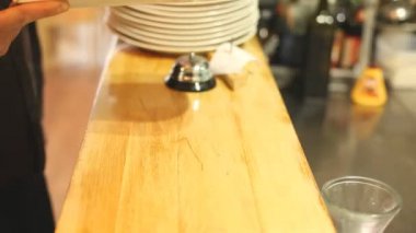 Patlıcan yemeği yerleştirerek garson