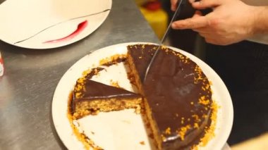 Çikolatalı pasta kesme