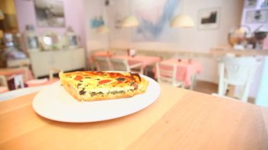 Bir tabakta sebze kiş