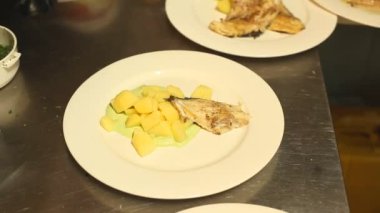 Tabaklarda yemek koymak aşçı