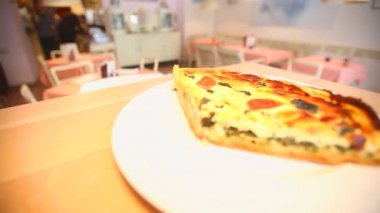 Bir tabakta sebze kiş