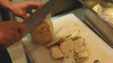 Şef kereviz hazırlanıyor